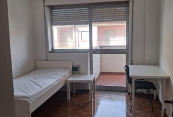Alugo quarto em T3 na Rua do Brasil