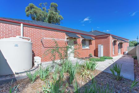 STUNNING THREE BEDROOM TOWNHOUSE - Photo 5