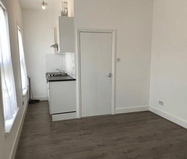 Self contained studio flat close to ilford station- £1200 pcm - Photo 4