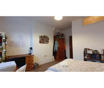 3 bedroom flat to rent - Photo 4
