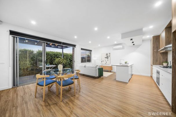 Beautiful entertainers home in prime location - Photo 1