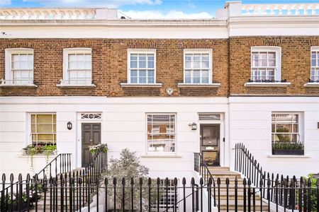 A two bedroom plus study period three storey house on a desirable residential address in the heart of Chelsea - Photo 2