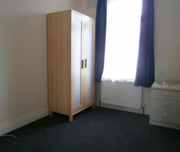 4 bedroom semi-detached house to rent - Photo 2