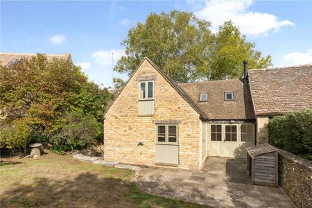 Charming three bedroom cottage in the desirable village of Winson. - Photo 3