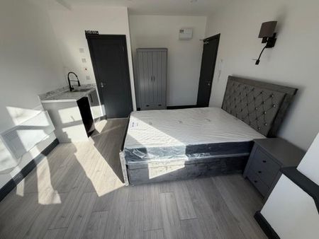 1 bedroom in a house share to rent - Photo 3