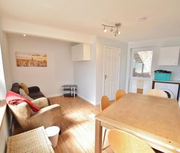 5 bedroom semi-detached house to rent - Photo 2