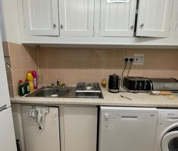 1 bedroom in a flat share to rent - Photo 5