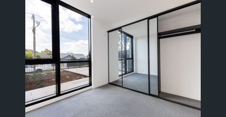 Elegant 3 Bedroom Townhouse! - Photo 4