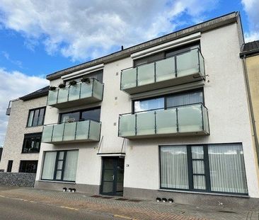 Verzorgd appartement op de 1ste verdieping met 2 slaapkamers, autos... - Photo 1