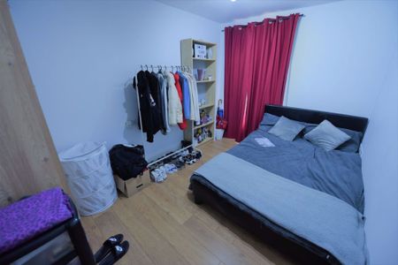 2 bedroom Flat in Flat 21, 45 Cardigan Road - Photo 3