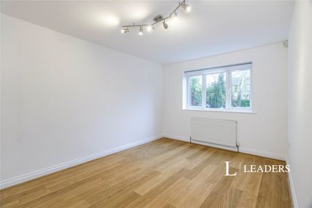 5 bedroom house to rent Hersham Road, Hersham, Walton-on-Thames, KT12 - Photo 3