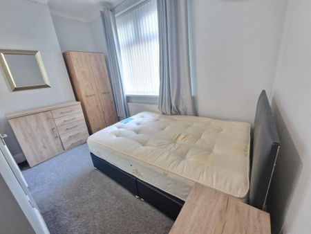 1 bedroom in a house share to rent - Photo 3