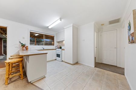 35 Grevillea Place, Pakenham VIC 3810 - House For Rent | Domain - Photo 4