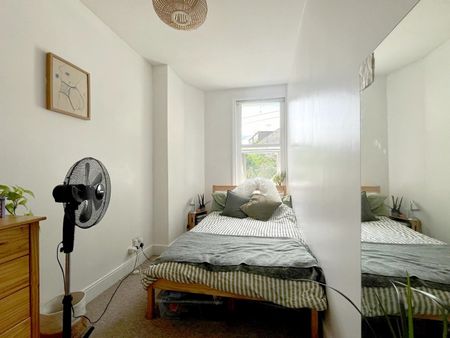 2 Bed Flat, Montpelier, BS2 - Photo 3