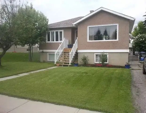 Large 2 Bedroom, Bright Main floor Suite (Inner City) | 528 33 Ave NE, Calgary - Photo 1