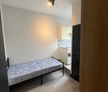 1 Bed Flat, London, W5 - Photo 2