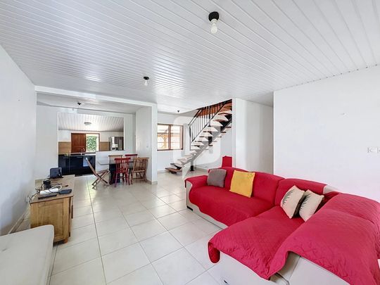 Location Maison 4 pièces 133m² REMIRE MONTJOLY 97354 - Photo 1