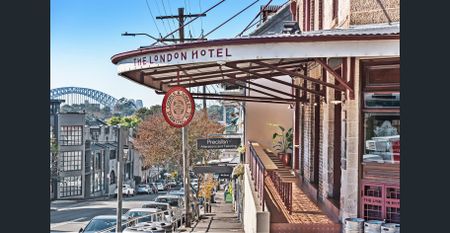 Charming Ground Floor - 2 Bedroom Apartment in Ultra Convenient Location - Photo 5