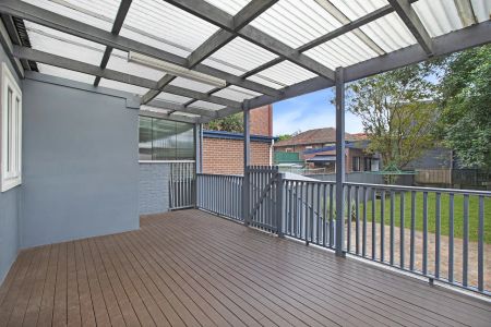 Federation Home With Refreshed Interiors In Great Location - Double Glazing - Photo 2