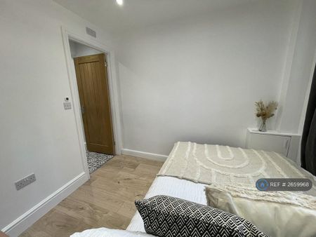1 bedroom in a house share to rent - Photo 2