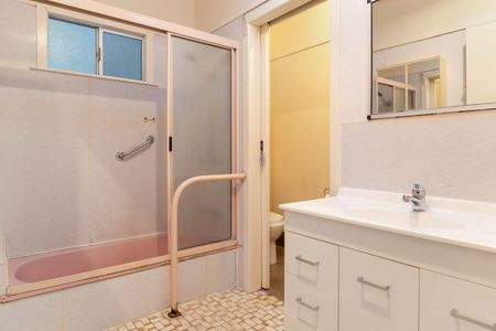 Charming Timber Home for Rent - Photo 3