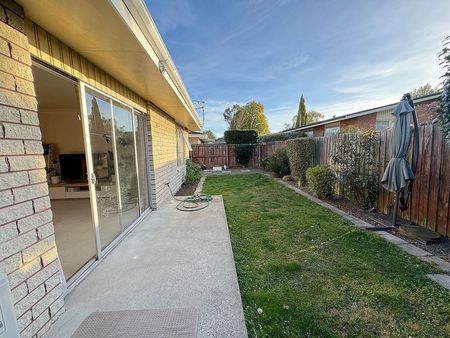 Two bedroom house with new carpet. - Photo 5