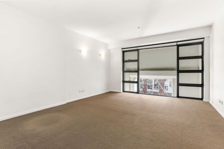 Spacious Two Bedroom Unit in "Sydney Mansions" Warehouse Conversion - Photo 5