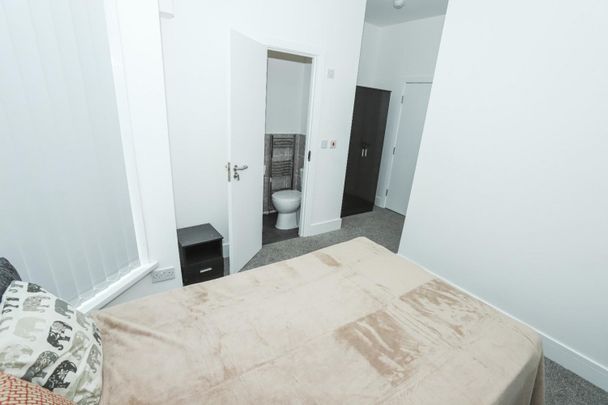 5 bedroom House To Let Total Size: 1561 SQ FT - Photo 1