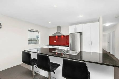 Family-Friendly 4 Bedroom, 2 Bathroom Home - Photo 4