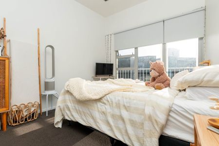 Sunny Furnished Apartment with 2 Carparks - Photo 3