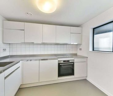 The rental price is based on a 12 month contract with one month free rent applied as credit in the 2nd month of your tenancy. The price without any offer is £2,740.00 PCM. - Photo 1