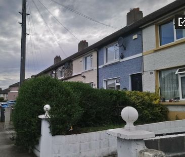 Bright room to rent in 2-bedroom flat in Crumlin, Dublin - Photo 1