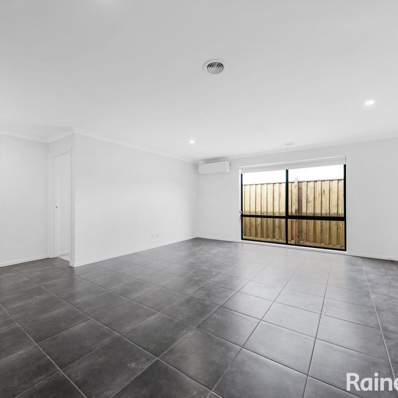 27 Flag Boulevard, Tarneit, VIC 3029 - Photo 1