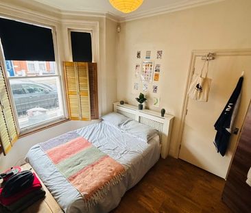 Room in a Shared House, With Garden And Jacuzzi, SW18 - Photo 3