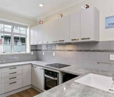 Modern City Townhouse + Garage – Close to Parliament & CBD - Photo 5