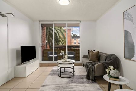 Beautifully Updated Apartment in a Quiet Boutique Block - Photo 4