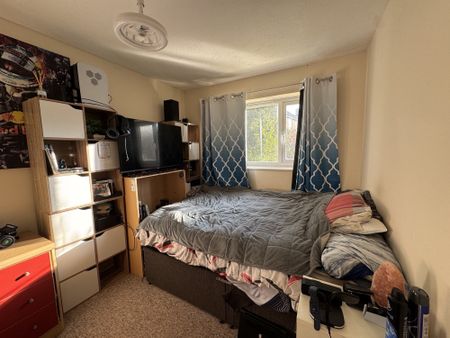 Matthews Drive, Crawley, Maidenbower - Photo 2