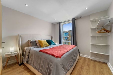Beautifully presented one bedroom apartment with a balcony. - Photo 5