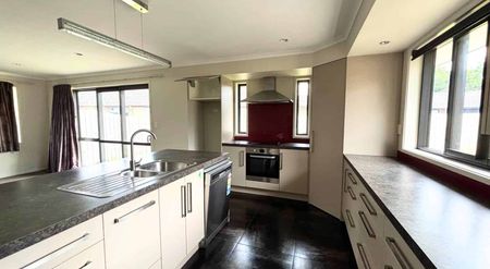 Large Onerahi Home - Photo 4