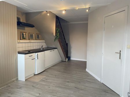 Duplexkamer van 45m² met goed uitgeruste eigen keuken - grote trap naar boven­ver­die­ping met ruime slaapkamer - Rasphuisstraat 4 - Foto 3