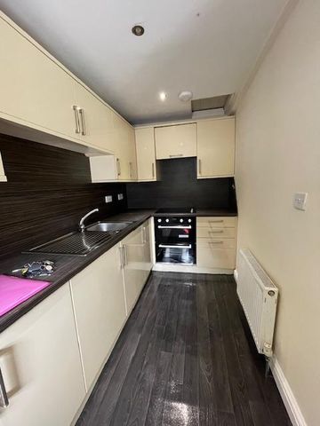 4 bedroom apartment to rent - Photo 3