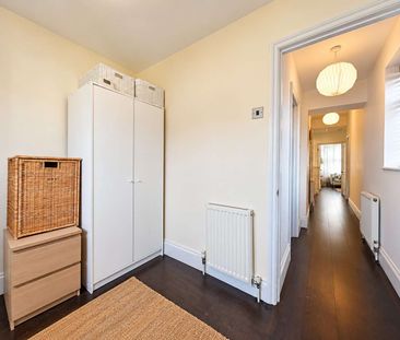A charming two bedroom apartment occupying the second floor of a period building on picturesque Chalcot Square, in the heart of Primrose Hill. - Photo 6