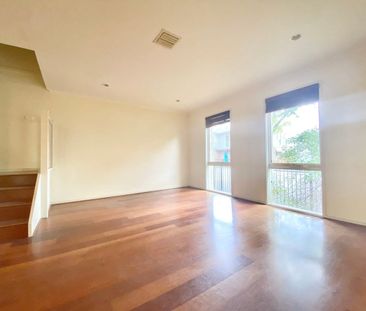 PERFECTLY PRESENTED Family Home in Heart of Kensington - Photo 3