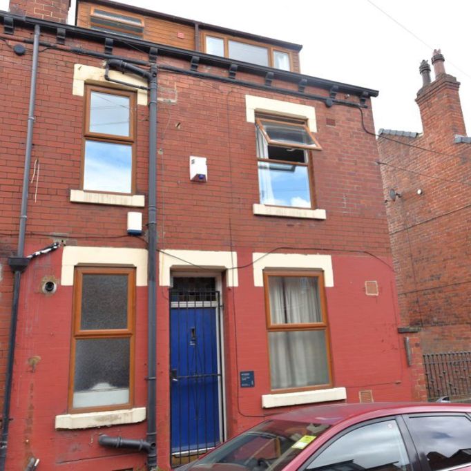 4 bedroom House in Harold Walk, Leeds - Photo 1