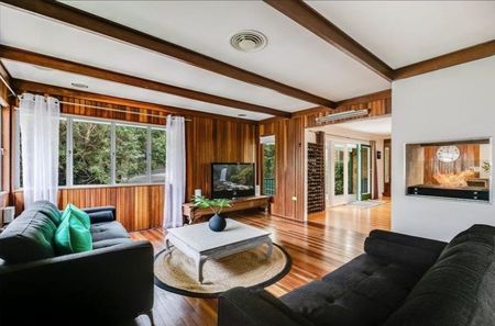 Five Bedroom Home in Sought-After Mount Lofty Location - Photo 4