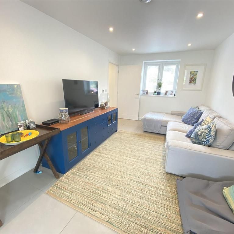 4 bedroom semi-detached house to rent - Photo 1