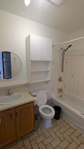 Beau grand 3 1/2, libre, semi-meublé, dans un duplex, centre-ville - Photo 3