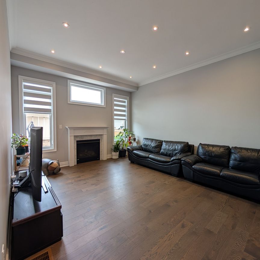 For Lease - 230 Paradelle Drive, Richmond Hill, Ontario - Photo 1