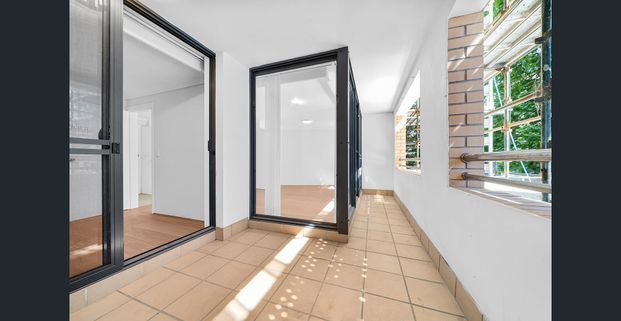 Stylish Modern Apartment with Secure Parking - Photo 1