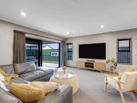 Modern Chartwell Living – Built 2020 & Ready to Impress! - Photo 2
